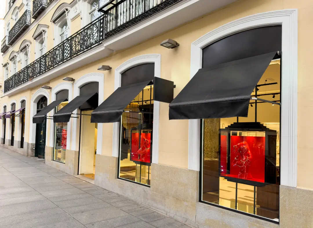 Façade vitrine de magasin en aluminium sur mesure à Brignais